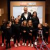 Niños y niñas de la Fundación Salud Infantil “secuestran” a Roberto Brasero para concienciar sobre la atención temprana