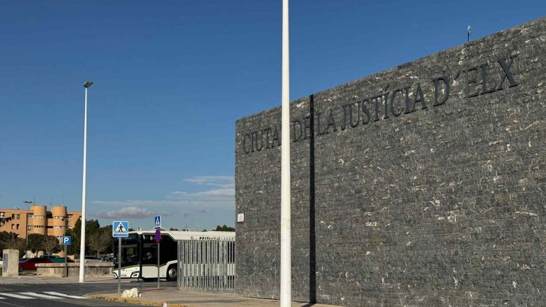 Piden 5 años de prisión por robar tres veces en un mes en la cantina del Polideportivo y en un restaurante de Torrellano