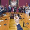 De la bronca política en el Salón de Plenos al brindis navideño en la Sala del Consell