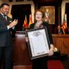 La locutora, Reme Sanz, primera mujer Hija Adoptiva de Elche, con una emotiva laudatio del periodista, Antonio Sánchez