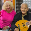 Juan Sánchez, con casi 100 años y todo un ejemplo de vida, toca el laúd en El Aperitivo de Versión Radio