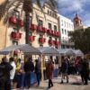 La venta de palma blanca en la plaça de Baix se ameniza con conciertos de música de Semana Santa