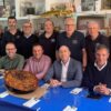 Miembros del PSOE con los Amigos del Arroz con Costra