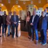 Belenistas dona a Moros y Cristianos una maqueta del Palacio de Altamira