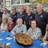 El médico y exministro de Sanidad, Bernat Soria, con los Amigos del Arroz con Costra