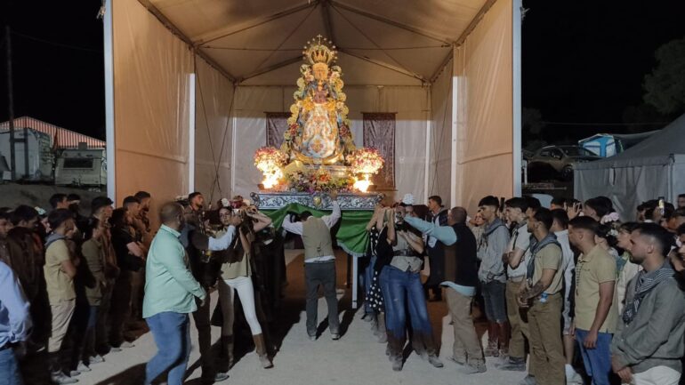 Virgen del Rocío: salto de la reja sin salto, homenaje a las anteriores camaristas y participación de mucha juventud